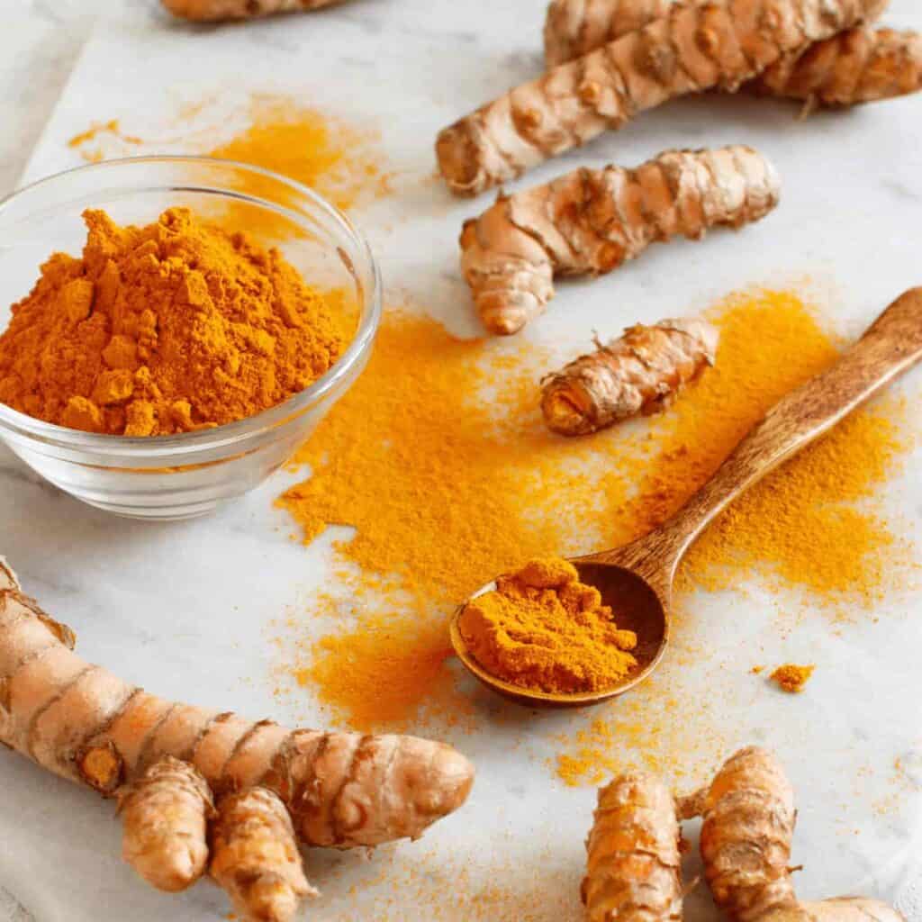 curcuma si pulbere de curcuma pe o masa